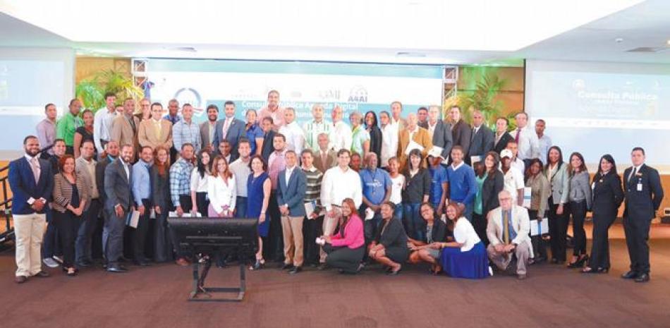Encuentro. Participantes en la consulta pública del sector juventud de la versión preliminar de la Agenda Digital de la República Dominicana 2016-2020