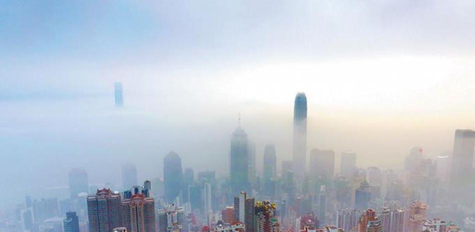 Polución. Una densa capa de contaminación mantuvo a Pekín, la capital de China, en alerta naranja durante tres días. El cielo se despejó ayer.