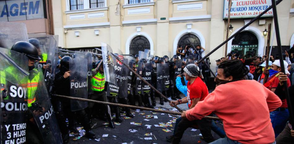 Choques. La policía de Ecuador se enfrento y disolvió una concentración de grupos de oposición, tras registrarse incidentes en las inmediaciones de la Asamblea Nacional, que ayer aprobó unas polémicas enmiendas a la Constitución impulsadas por el Gobierno.
