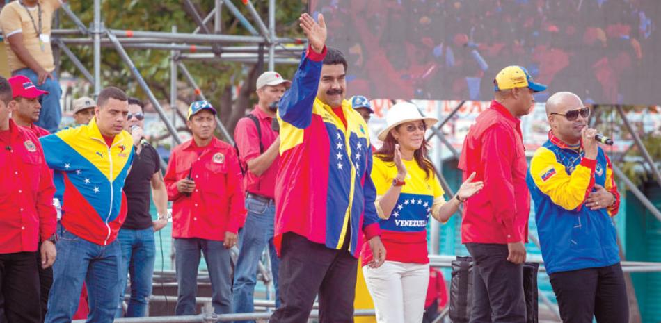 Cierre. El presidente venezolano, Nicolás Maduro y su esposa y candidata a diputada, Cilia Flores, asisten al cierre de campaña de la coalición oficialista Gran Polo Patriotico (GPP) ayer en Caracas.