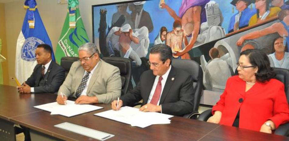 El rector de la UASD, doctor Iván Grullón Fernández y el director ejecutivo de Senasa, licenciado Chanel  Mateo Rosa Chupany, encabezan firma de convenio
