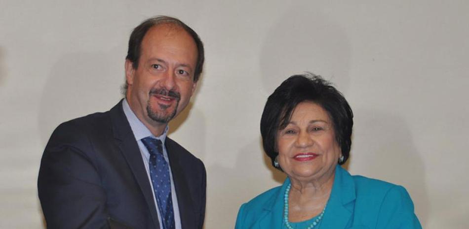 La ministra de Educación Superior, Ligia Amada Melo, y el embajador de Francia, José Gómez, tras firmar el acuerdo de becas.
