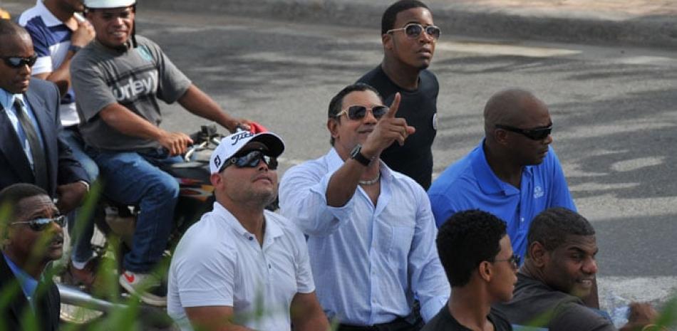 Sammy Sosa, al centro, junto a Iván Rodríguez, a la izquierda, y Orlando Hernández (El Duque) durante el recorrido de ayer por la ciudad de La Romana.