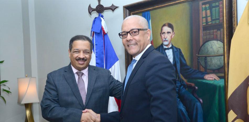 Encuentro. Roberto Rosario y el presidente de Adocco, Julio César de la Rosa Tiburcio, tras la firma de un acuerdo que permitirá un programa de monitoreo a las operaciones administrativas de la JCE.