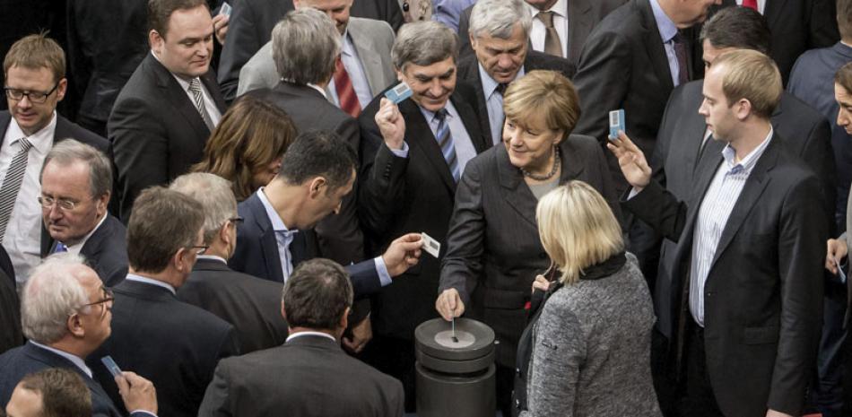 Proceso. La canciller alemana Angela Merkel vota durante la sesión celebrada en el Bundestag (cámara baja alemana).