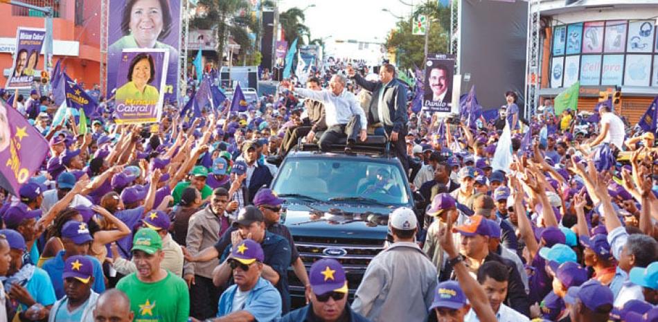 Danilo encabeza masiva caravana en la Capital