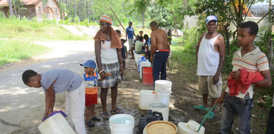 Personas tratan cada día de abastecerse de agua debido a la crisis en el suministro y hasta realizaron ayer una protesta.