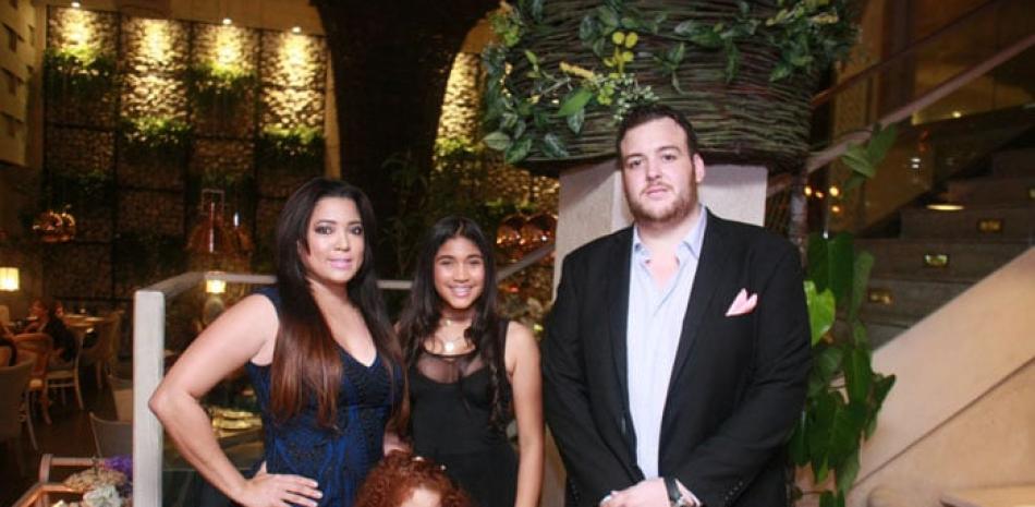 Avis Reprich, Ziva Isabella Sanlley-Hazoury, Avis Marie Reprich y José Sanlley Hazoury.