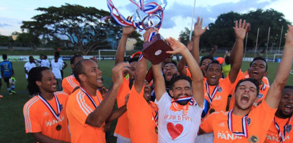 Alegría. Los jugadores del club Cibao FC festejan el título de campeón invicto de la Copa Dominicana de Fútbol 2015.