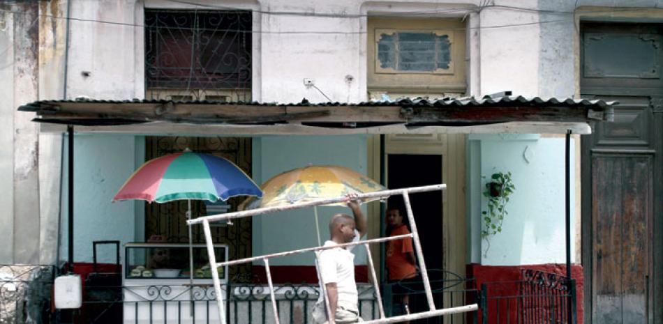 Pagos. Rubén Font carga una pieza hacia su hogar en La Habana, ayer. Los acreedores del Club de París anunciaron ayer en acuerdo alcanzado, cancelando 8.5 mil millones de dólares en pago, a cambio del pago de 2.6 mil millones de dólares por Cuba, en los próximos 18 años.