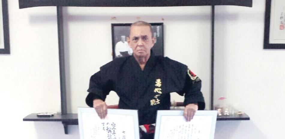 El maestro Miguel Peña con los diplomas que certifican su promoción a Cinta Negra 8vo. Dan y representante para América Latina.