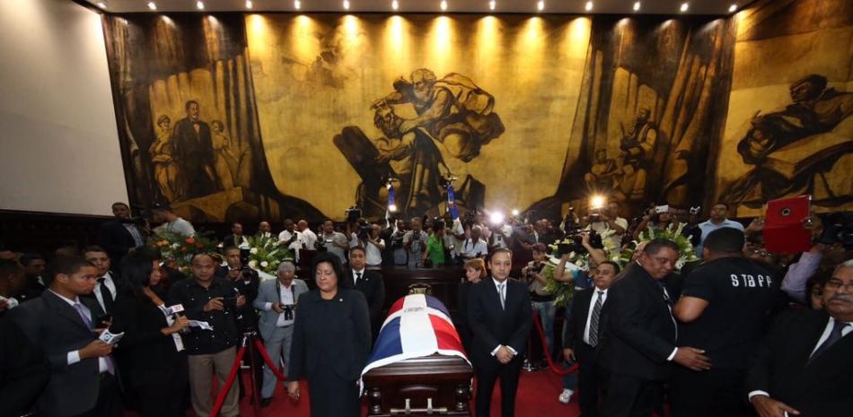 Senadores y diputados rindieron honras fúnebres en horas de la mañana al alcalde Juan de los Santos en el Congreso Nacional.