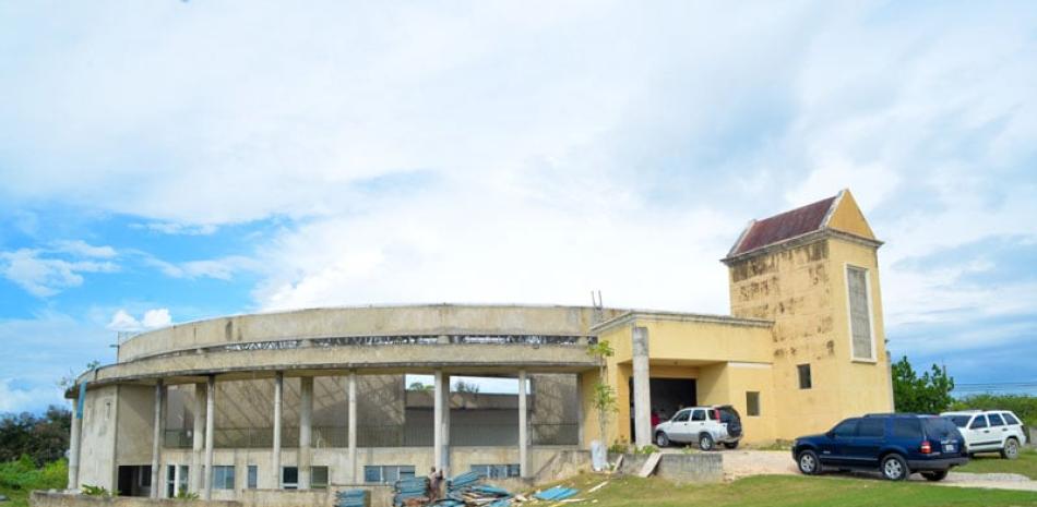 Edificio. El diseño de la Casa de la Cultura es del arquitecto dominicano Miguel Llodrá Haché . Comenzó a construirse en 1997. Aquí se celebran las efemérides patrias, sociales y religiosas del municipio, de la provincia y de la región Este.