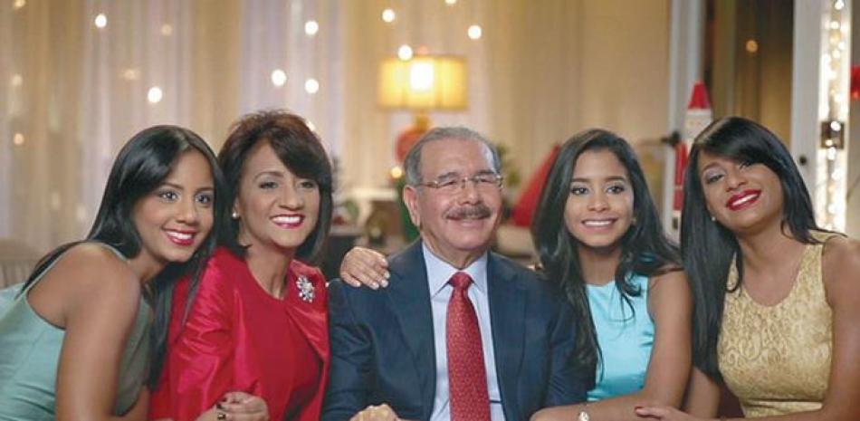 Encuentro. El presidente Danilo Medina y su familia durante el mensaje que dirigió al pueblo dominicano en Nochebuena, en el que dijo: ”En este día de Navidad, sentémonos a la mesa, dividamos el pan y, ante todo, compartamos una gran esperanza”.