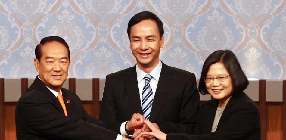 Los candidatos a las elecciones presidenciales de Taiwan para 2016, (de izquierda a derecha): James Soong, del Primer Partido Popular; Eric Chu, del Partido Nacionalista KMT; y Tsai Ing-wen del Partido Progresista DPP posan para una fotografía antes de comenzar su primer debate televisado en Taipei, Taiwan, el domingo 27 de diciembre de 2015.