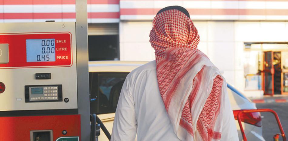 Un saudí pasa frente a una bomba de gasolina en la ciudad de Jeddah, en el Mar Rojo. Arabia Saudí revisará los precios del altamente subsidiado crudo, localmente.