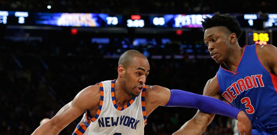 José Manuel Calderón trata de deshacerse de la defensa de varios de los jugadores de los Knicks en el partido de anoche.