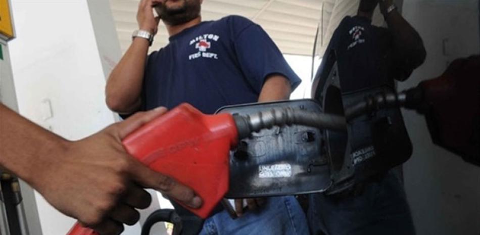 Inconformidad. Si bien los expertos de la Cepal y el Gobierno dominicano destacan la disminución del precio de los combustibles en el país, muchos consumidores no la consideran acorde a la caída que ha experimentado el precio del petróleo en el mercado internacional.