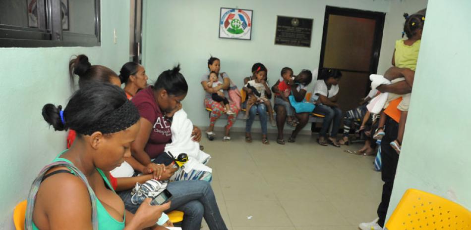 Atención. Decenas de madres acudieron a las áreas de pediatría debido a problemas de afecciones respiratorias en sus niños.