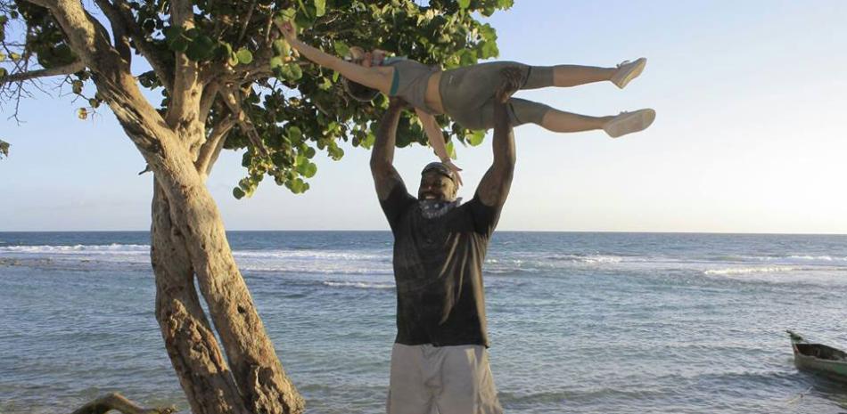 Shaquille O’Neal quien mide 7-1 y su novia Nicole Alexander, de 5-1, le encanta el país y fue la atracción por donde circulaba en Cap Cana.