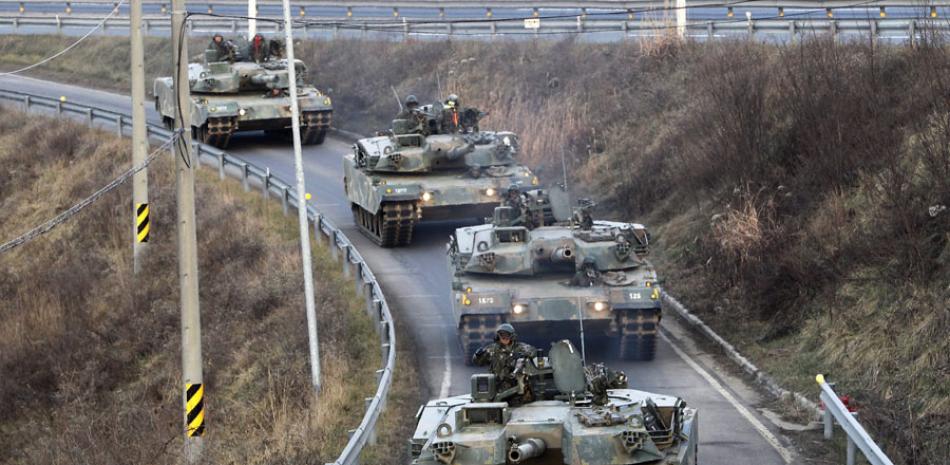 Tankes surcoreanos K1A1 circulan por una carretara en Paju (Corea del Sur) hoy, 8 de enero de 2016.