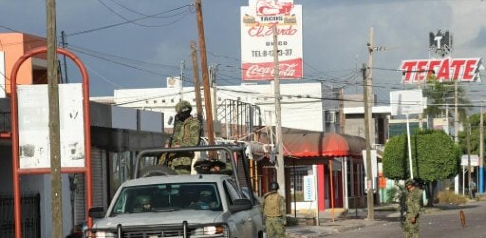 Infantes de marina de México cierran una calle luego de la recaptura del narcotraficante más buscado de México, Joaquín "El Chapo" Guzmán en la ciudad de Los Mochis, México