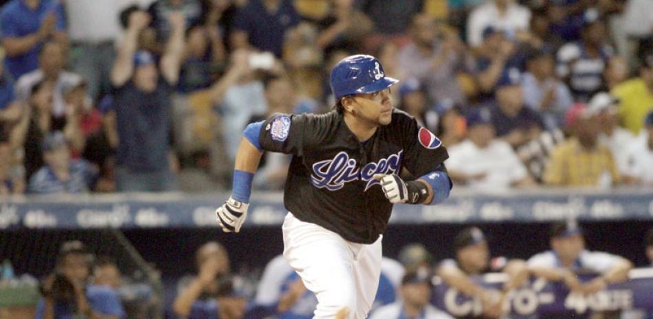 Diory Hernández, héroe principal del triunfo del Licey anoche ante las Estrellas, sigue la trayectoria de la bola al conectar el batazo que eventualmente se convirtió en cuadrangular.