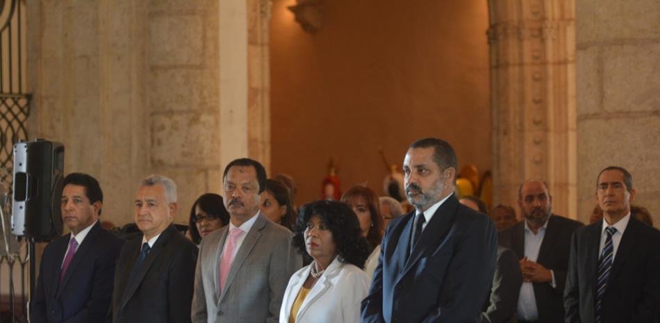 Ceremonia. Los jueces del Tribunal Superior Electoral, encabezados por su presidente Mariano Rodríguez (derecha), asistieron ayer a una misa en la Catedral Primada de América con motivo del cuarto aniversario de esa institución.
