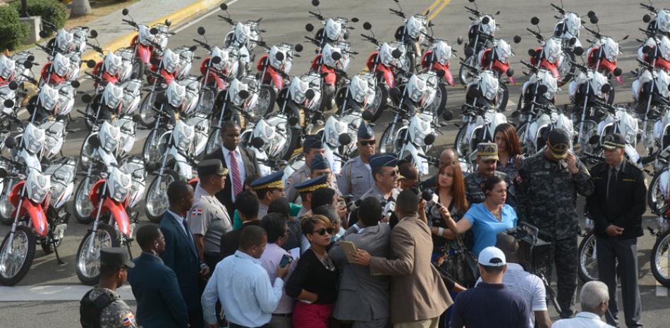 Seguridad. La jefatura de la Policía entregó ayer 60 motocicletas, tipo saltamontes, a las direcciones regionales de Santo Domingo Norte, Este, Oeste y el Distrito Nacional, e integradas inmediatamente al patrullaje preventivo.