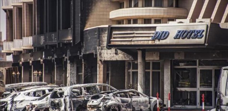 Violencia. Estado en que quedó el hotel atacado en Burkina.