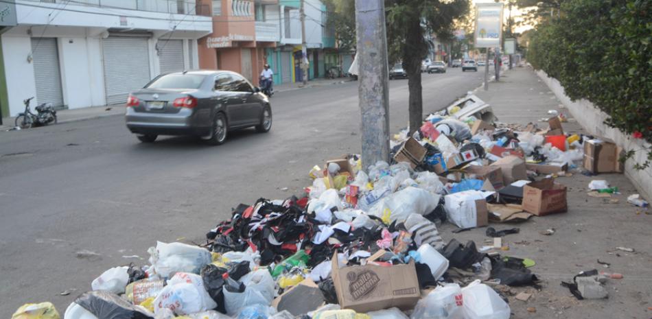 La alcaldía municipal de Santiago inició un operativo debido a los cúmulos de basura y para evitar que se arroje a las vías.