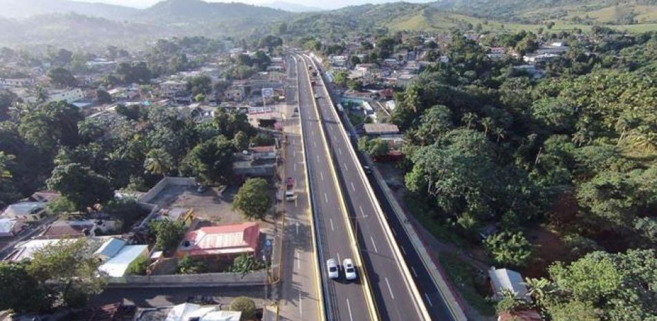 Beneficios. El elevado de Piedra Blanca impactará a más de 13 mil usuarios que transitan a diario por la autopista Duarte.