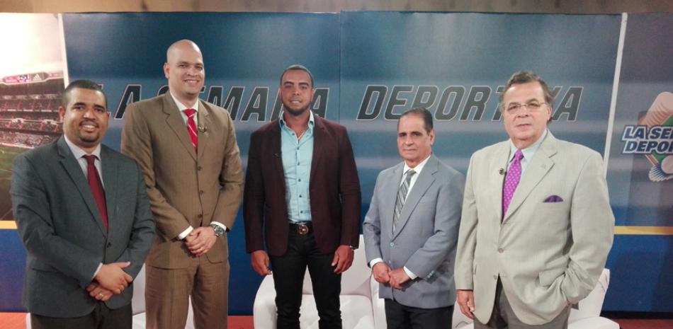 Nelson Cruz, al centro, con los periodistas de La Semana Deportiva: José Luis Mendoza, Melvin José Bejarán, Héctor j.-Cruz y Ricky Noboa.