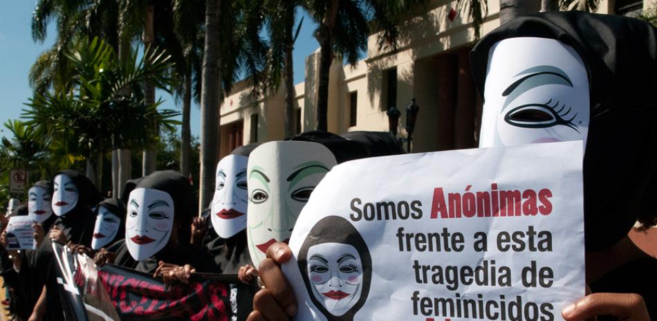 Representantes de diversas organizaciones de mujeres con el símbolo de “Anónimas”, protestaron ayer en el Palacio Nacional.