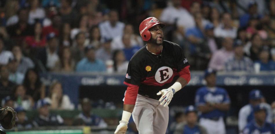 Alex Valdez observa el batazo que conectó, el cual se fue de jonrón para que el Escogido venciera 5-1 al Licey y tomara una ventaja temprano de 1-0 en su serie pactada al mejor de nueve encuentros.