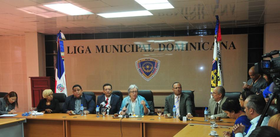 Encuentro. La ministra de Salud Pública, Altagracia Guzmán Marcelino, encabezó ayer la reunión de la Comisión Nacional para el control del dengue, la chikungunya y el zika, con los principales representantes de la Liga Municipal Dominicana (LMD).