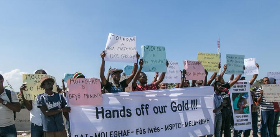 Pancarta. Un grupo de manifestantes protestan con pancartas ayer, frente a la embajada de Estados Unidos en Puerto Príncipe, pidiendo que se detenga la participación de Estados Unidos en Haití de cara a la segunda vuelta electoral.