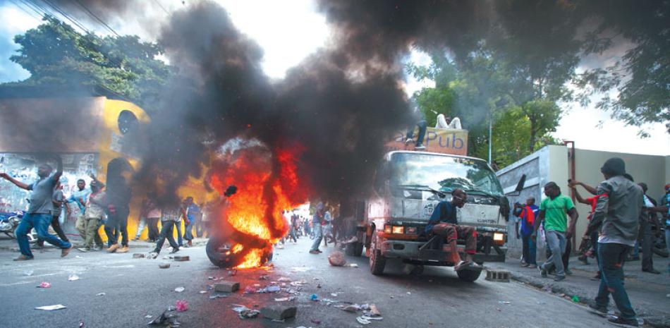 Violencia. Miembros de la oposición marcharon hasta el Palacio Nacional donde se enfrentaron con la policía ayer. Miles de personas se manifestaron por cuarto día consecutivo en Puerto Príncipe. AP