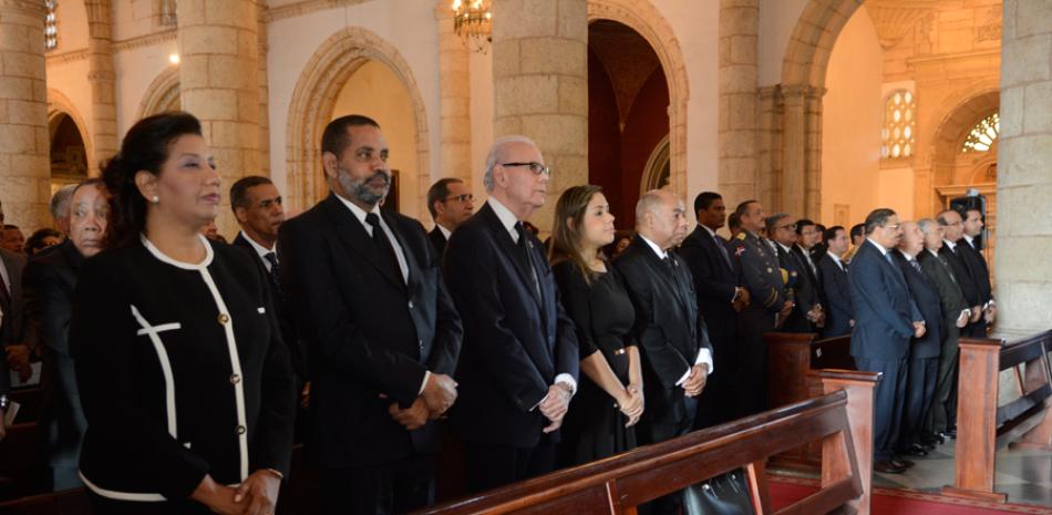 El presidente del Tribunal Constitucional, Milton Ray Guevara, (primero desde la derecha) durante su participación en una misa con ocasión del cuarto aniversario del TC, acto al que asistieron personas vinculadas al sector judicial.