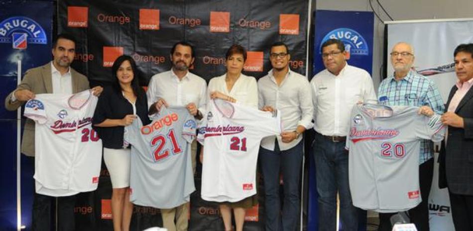 Desde la izquierda, Carlos Graveley, sub-gerente de Brugal; Liza Arzeno, de Altice Dominicana; José Miguel Bonetti Du-Breill, vicepresidente del Escogido; Natividad López, de Orange Dominicana; José Gómez, ejecutivo del Escogido; Alexander Barrios, de Pawa Dominicana; Leonardo Matos Berrido, presidente de la Lidom, y Juanchy Sánchez, presidente de la Comercializadora Deportiva Dominicana, durante la entrega de los uniformes que usará el conjunto nacional en la Serie del Caribe.