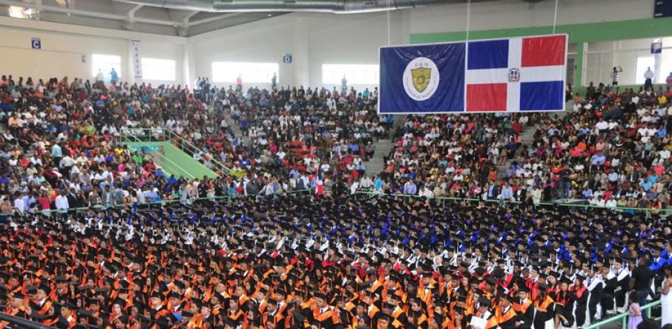 Masiva. Vista de los 1,331 profesionales que ayer se graduaron en diferentes áreas, durante la 83 investidura ordinaria de la Universidad Dominicana O&M.
