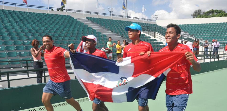 Los integrantes de República Dominicana de la Junior Davis Cup, Luis Jager, Nick Hardt y Jasel Beltré, acompañados del entrenador Enmanuel Novas, mientras festejan su vitoria.