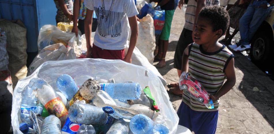 Premio. Los niños estuvieron felices de lograr un obsequio a cambio de los materiales plásticos que recolectaron.