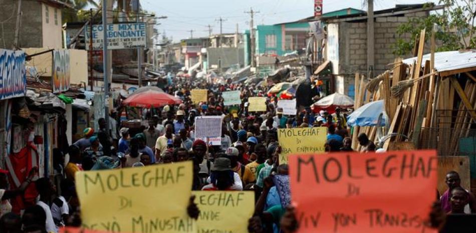 Oposición. Manifestantes protestan contra el gobierno haitiano y para pedir la renuncia del presidente del país, Michel Martelly, en una serie de manifestaciones que se repiten casi a diario.