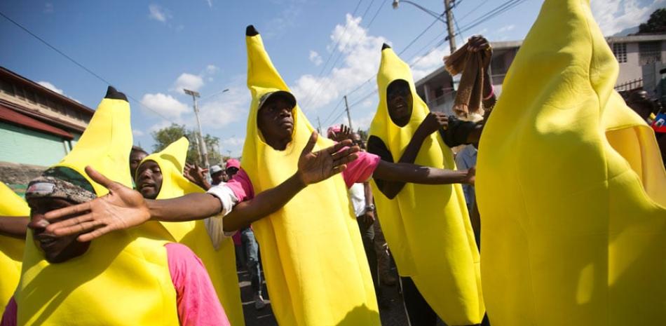 Haitianos disfrazados de bananas demuestran su apoyo al candidato presidencial Jovenel Moise, cultivador de banano, en su reclamo de que se realicen elecciones, en Puerto Príncipe, Haití, 2 de febrero de 2016. AP