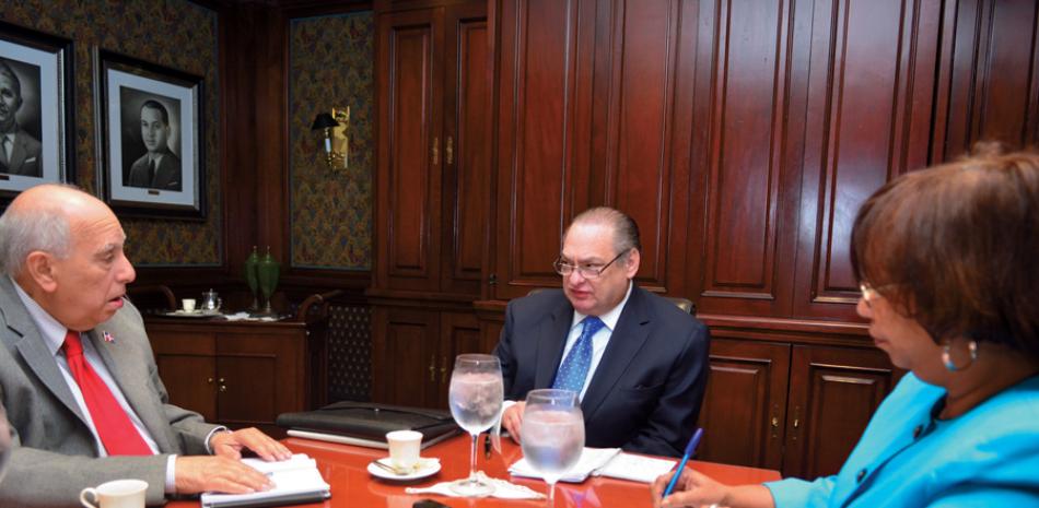 Encuentro. El embajador Luis Manuel Piantini (al centro), Juan Guiliani Cury y Cándida Acosta. El diplomático tiene más de 46 años en la administración pública y ha sido el único dominicano que ha representado el país ante los organismos internacionales de la ONU (FMI, OMC, y UNCTAD).