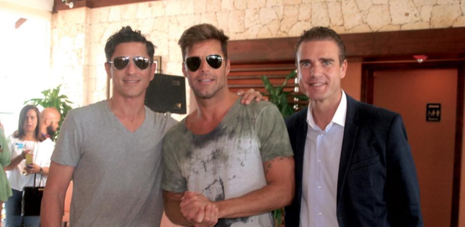 Recibimiento. Ricky Martin llegó ayer al país por el aeropuerto de La Romana. En la foto, junto a los empresarios Gamal Haché y Rafael Torres.