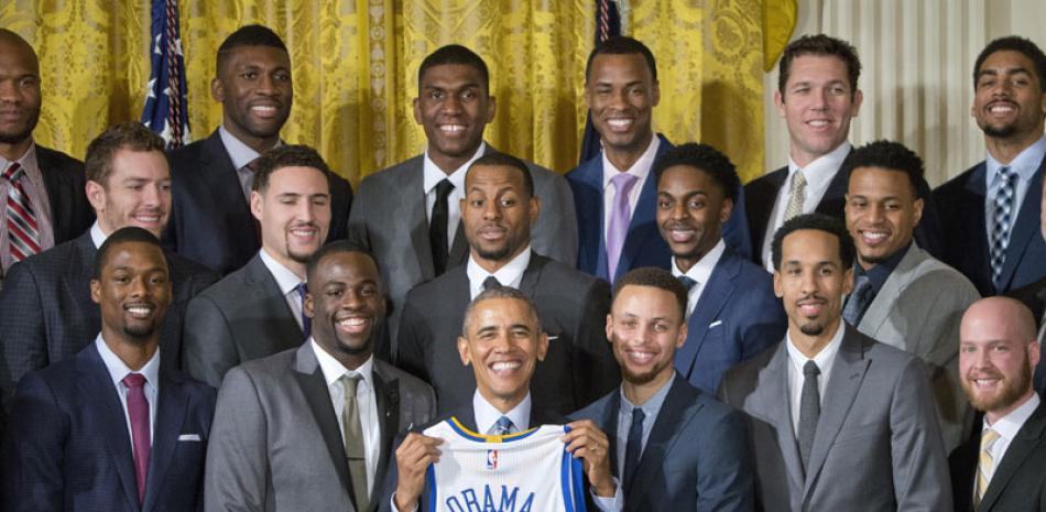 El presidente de Estados Unidos, Barack Obama, centro, posa con los Warriors de Golden State ayer en la Casa Blanca en Washington.