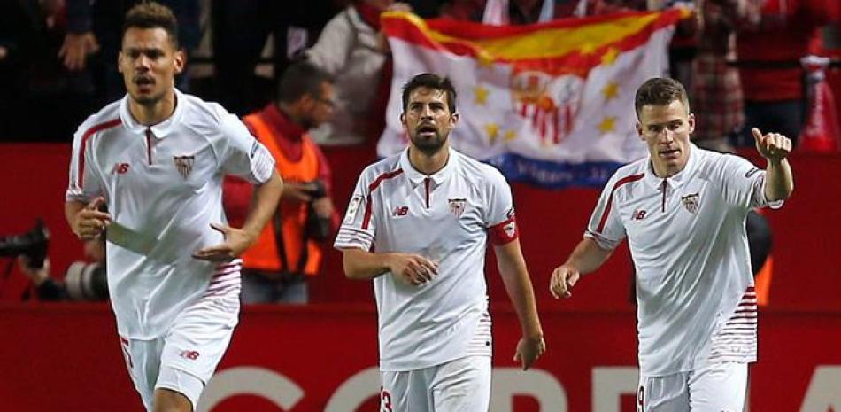 Kevin Gameiro, del Sevilla, al centro celebra con un par de compañeros luego de anotar un gol ante el Celta durante su patido de ida en la semifinal de la Copa del Rey.