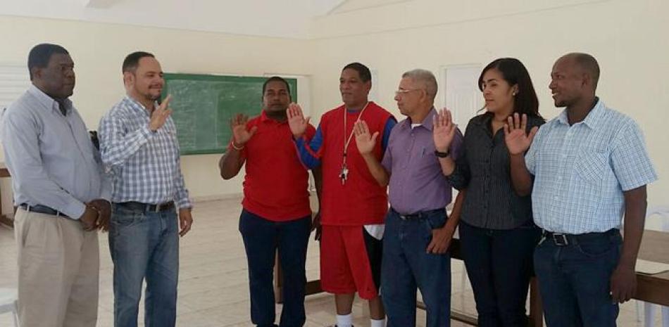 Edwin Rodríguez, presidente de la Fedogim, juramenta a los nuevos directivos de la gimnasia en Barahona.